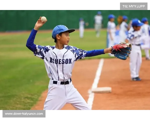 深圳学子首次尝试棒球,MLB捐赠定制球棒T恤 深圳学子首次尝试棒球,MLB捐赠定制球棒T恤